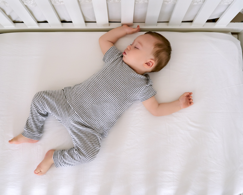Mirno spanje dojenčka na postelji