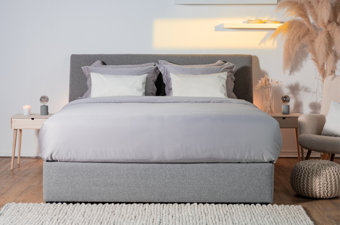 Elegantna saten posteljnina Elegance na sivi postelji