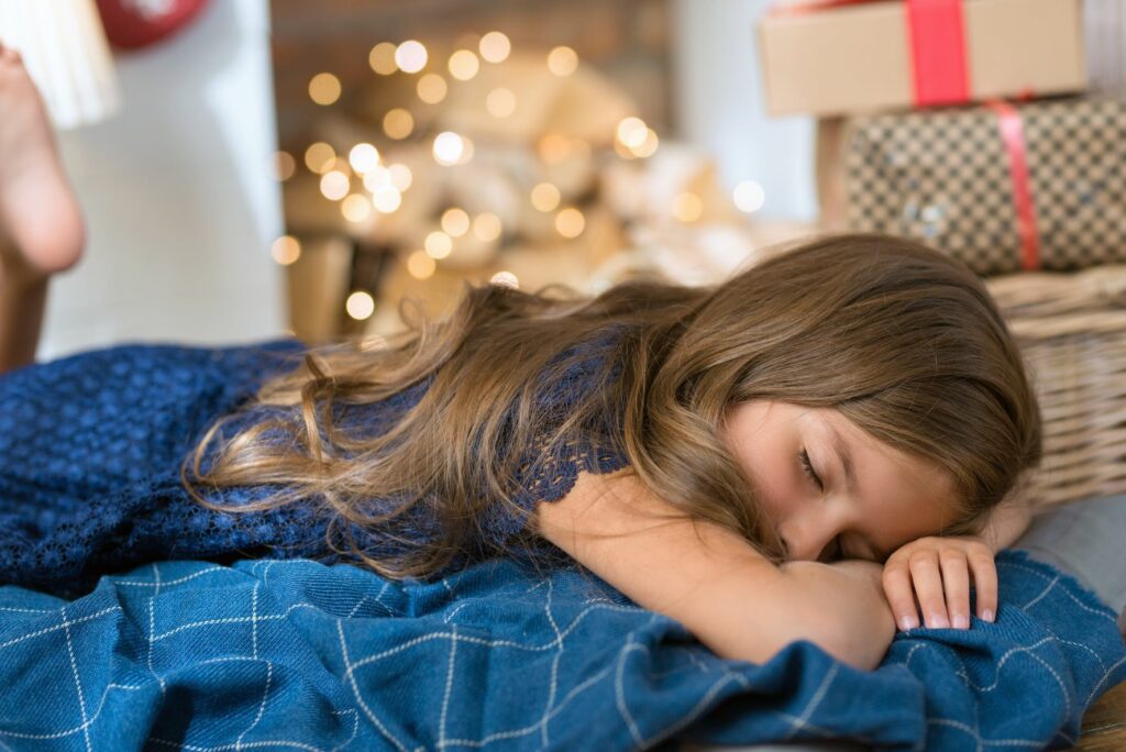 deklica spi na božični večer