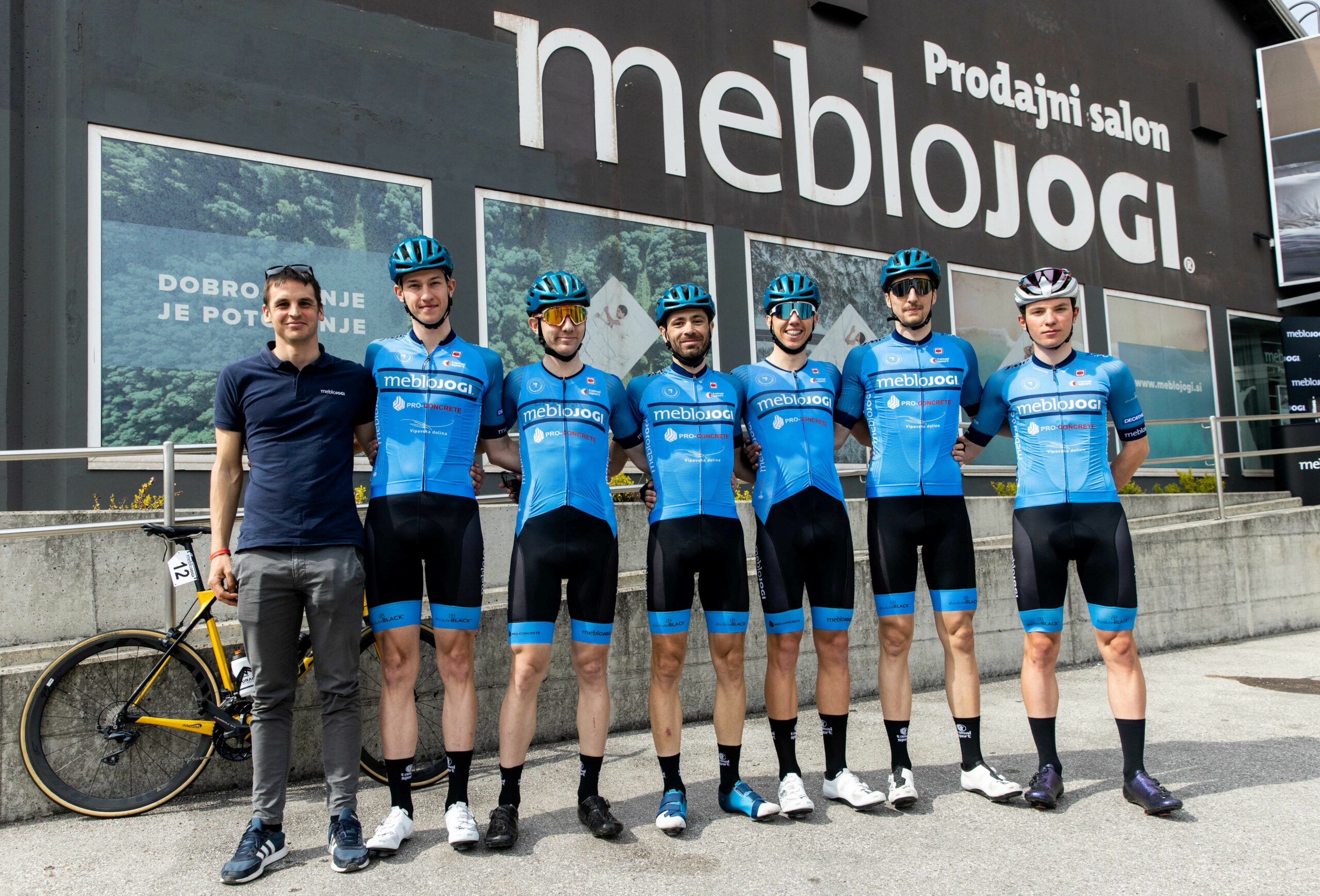 Člani zasedbe kolesarskega kluba mebloJOGI® Pro-Concrete cycling team
